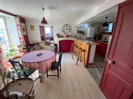 Charmant appartement au cœur des volcans d Auvergne โรงแรมที่มีที่จอดรถในมูราต์