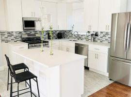 Cheerful 4-bedroom home with free parking, apartamento en Elmont
