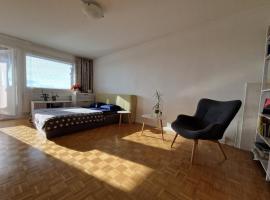 Big room with balcony in a shared apartment in the center of Kerava，位于凯拉瓦的民宿