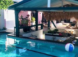 THUISHAVEN boutique mini-resort - fantastic garden and large pool - adults only, serviced apartment sa Willemstad