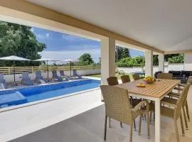Single-storey villa with private pool
