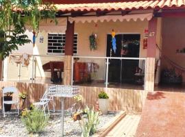 Casa em condomínio, churrasqueira privativa e piscina social: Caldas Novas'ta bir kulübe