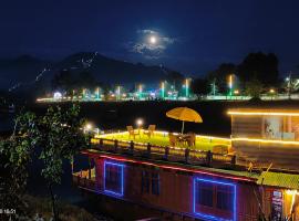 Houseboat Karima palace, hotel near Lal Chowk Ghantaghar, Srinagar