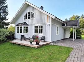 Fresh villa in Harryda near Landvetter airport and golf course, atostogų namelis mieste Härryda