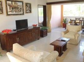 Sun N Sand Beach Resort: Mombasa şehrinde bir tatil köyü