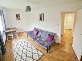 2 Bed Spacious Apartment, Sleeps 4, Free Wifi, Free Parking, Amenities Nearby, Good Transport Links Nearby, Contractors and Holidays
