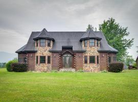 Peaceful Raphine Cottage with Deck and Fireplace!, Hotel mit Parkplatz in Raphine