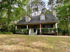 Donna’s Charm: 3 BR/king-suite/pools/golf, hotel v destinaci Daphne