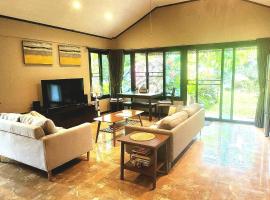 UTOPAI Stone Garden Vacation Home, Pai!、Ban Muang Soiの駐車場付きホテル