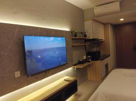 Free Shuttle Thamrin City Apartments at Nagoya with Netflix & Youtube Premium by MESA, hotel a Nagoya