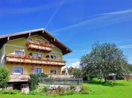 Sunnhof, hotel with parking in Oberhofen am Irrsee