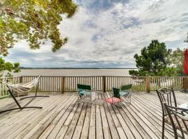 Pet-Friendly Checotah Home with Deck and Lake Views!, Hotel mit Parkplatz in Checotah