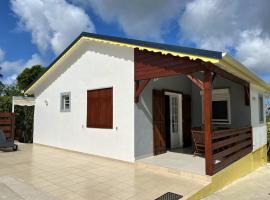 Villa confortable avec vue mer à Petit-Canal, hotel in Petit-Canal