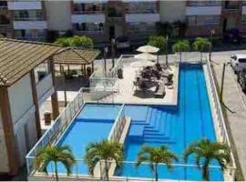 Guarajuba - apartamento 2 quartos com suíte e piscina raia olímpica, hotel sa parkingom u gradu Camassari