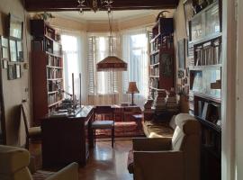 White Hotel Guesthouse, hotel di Zugdidi