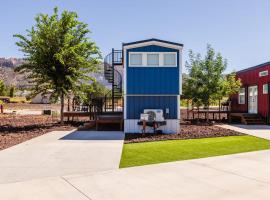 Lil' Blue Oasis Tiny Home, minicasa a Apple Valley