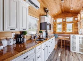 Desert Oasis Tiny Home, hotel en Apple Valley