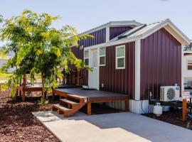 Royal sands tiny home, hotell i Apple Valley