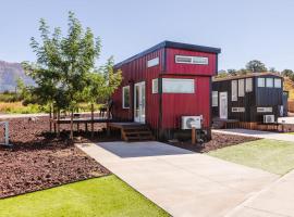 Ruby Red Tiny Home、Apple Valleyのタイニーハウス