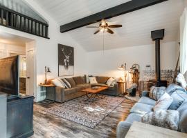 Chic and Modern Escape about 4 Mi to Pinecrest Lake!, budgethotel i Cold Springs