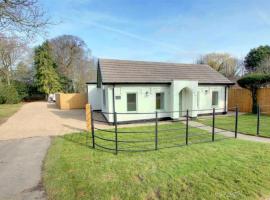 The Old Gatehouse Luxury Cottage, hotel in Legbourne