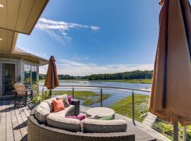 Luxe Scituate Vacation Rental with Private Hot Tub!, hotel amb aparcament a Scituate