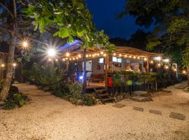 Akih Pods Hostel, hotel en Playa Santa Teresa