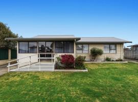A Stones Throw - Coastlands Holiday Home, hotel with parking in Whakatane
