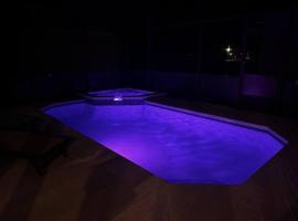 Lux 4BrVilla Hot Tub Grill Private Heated Pool, Hotel in Kissimmee