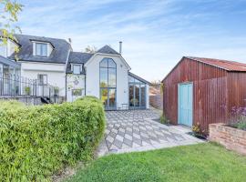 Hallmark Annexe, cottage in Tenterden