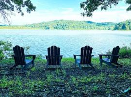 Serene Lakeside Forest Cabin, cottage sa Nashville