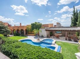 Angelic Centro 2BR, Pool & Jacuzzi, Gated Village
