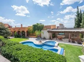 Angelic Centro 2BR, Pool & Jacuzzi, Gated Village