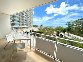 Ilikai Apt 308 - Spacious Studio with Stunning Ocean & Harbor Views, hotel in Honolulu