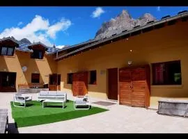 Chalet 6 pièces avec cheminée, parking privé, proche Monêtier-les-Bains - FR-1-762-30