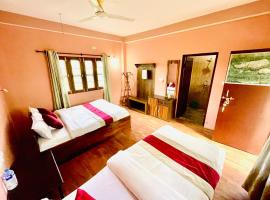 Hotel Tree Tops- A Serene Friendly Hotel in Sauraha: Chitwan şehrinde bir otel