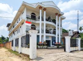 RedDoorz Plus Syariah near Simpang Rimbo Jambi 2, three-star hotel in Kinati