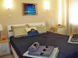 Lovely 1-bedroom apartment with pool, 250 m to the beach, hotel dicht bij: Sunset Aquapark, Pomorie