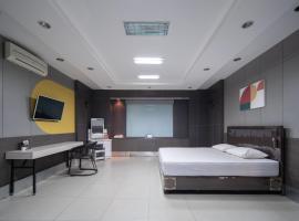 Cove Sky City Home, hotel a Coblong, Bandung