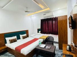 Hotel Sunrise Palace, hotel dicht bij: Luchthaven Udaipur (Maharana Pratap-Dabok) - UDR, Udaipur