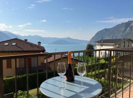 Happy Guest Apartments - Lake View and Pool, hotell i Riva di Solto