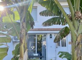 Loft with Garden 4 min to Beach in Kyrenia, seoska kuća u gradu Kirenija