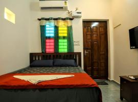 Tree shadow Guest house nearby Beach، بيت ضيافة في مهاباليبورام