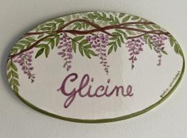 Glicine room Sperlongaresort เกสต์เฮาส์ในสแปร์ลองกา