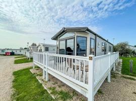 Wonderful 6 Berth Caravan For Hire By A Stunning Norfolk Beach Ref 19006sd, campsite in Scratby