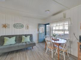 Charming Hampton Home with Porch, Walk to Beach!, מלון בהמפטון