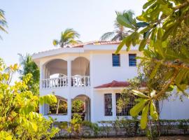 Sand and Shells Beach House- 4 Bedroom with a pool, hotel a Mombasa