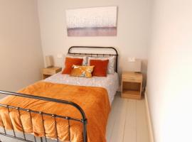 Cheerful 2 bed home with mountain views, hotel in Blaenau-Ffestiniog