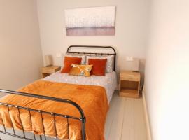 Cheerful 2 bed home with mountain views