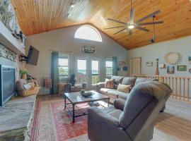 House with Mtn and Lake Views, Fire Pit 2 Mi to Lake!, pet-friendly hotel in Eureka Springs